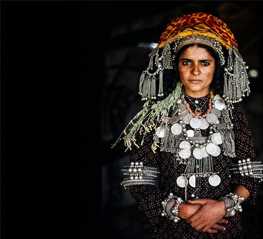 امرأة يمنية بالحلي والزي التقليدي — Yemeni woman in traditional adornment